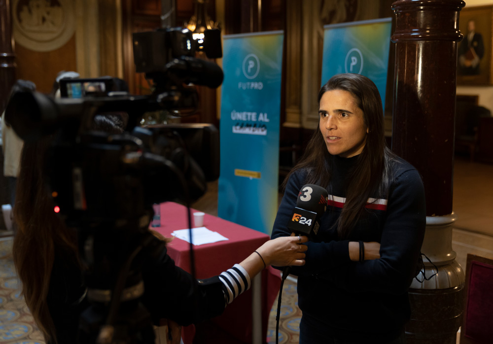 Andrea Pereira (futbolista FC Barcelona y Secretaria FUTPRO) habla con los medios